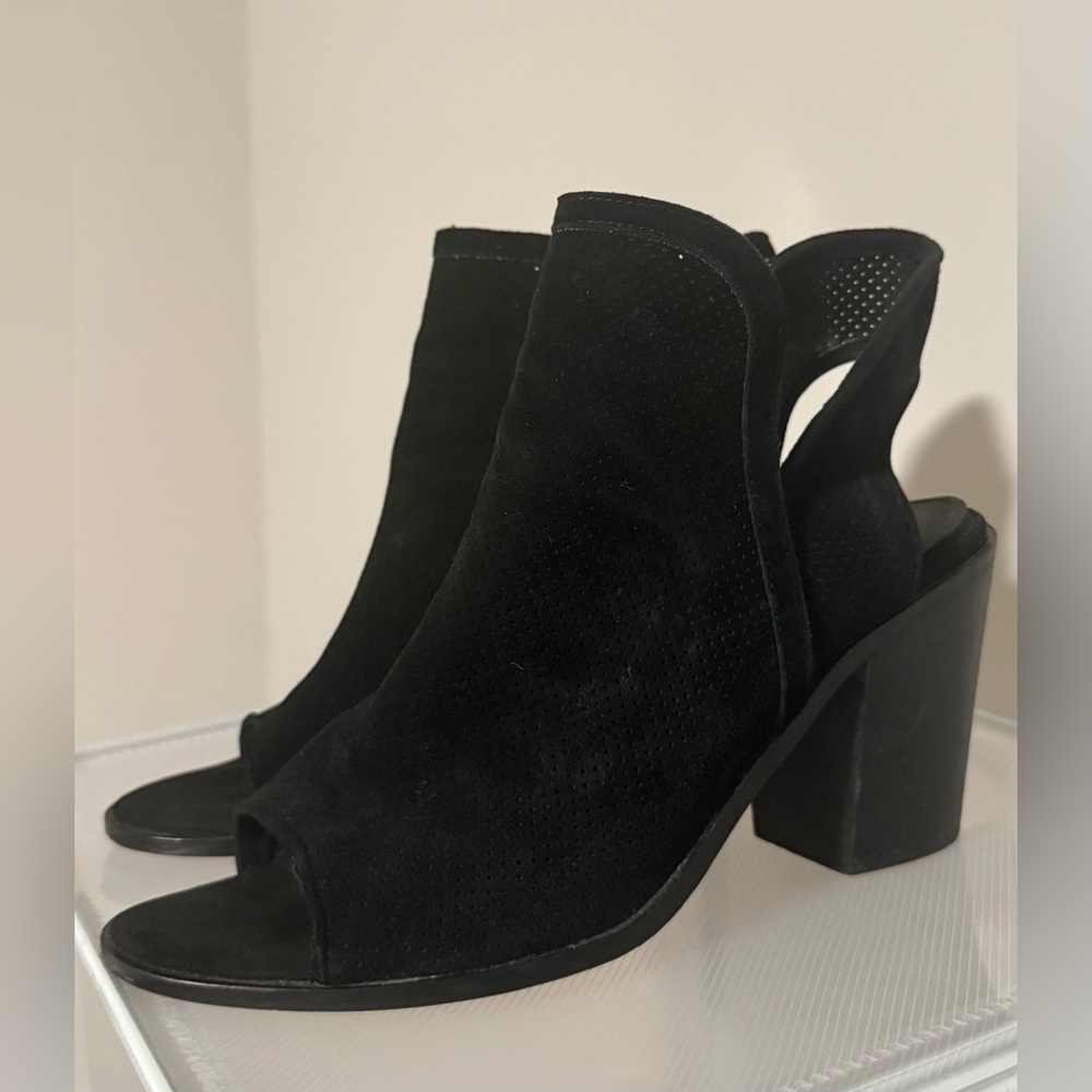 STEVE MADDEN Black Suede Perforated Ankle Boots w/ 4” Block Heel - Size 8-1/2